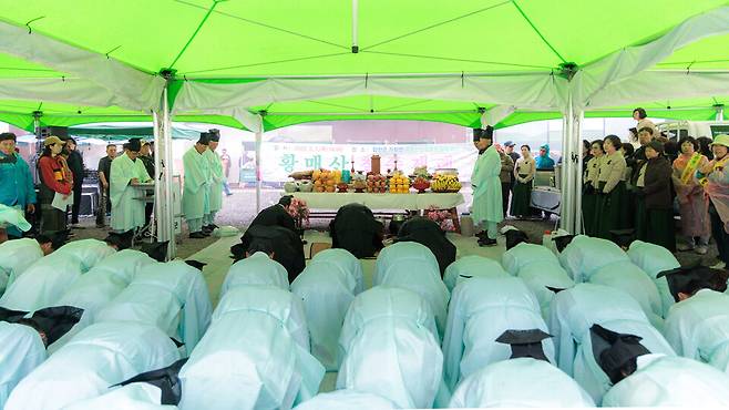 1일 합천 황매산군립공원에서 철쭉제 행사의 백미인 철쭉제례를 치르고 있다. ⓒ합천군