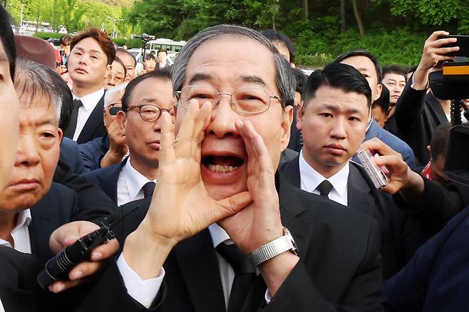 2일 오후 광주 북구 국립 5·18 민주묘지를 찾은 한덕수 전 총리가 광주비상행동 등 시민·사회단체 관계자들의 반발에 가로 막히자 "저도 호남 사람"이라며 참배를 호소하고 있다. ⓒ연합뉴스