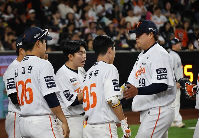 한화 류현진(오른쪽)이 지난달 30일 대전한화생명볼파크에서 열린 LG와 경기에서 더그아웃으로 향하며 동료들과 손을 부딛치고 있다. 연합뉴스
