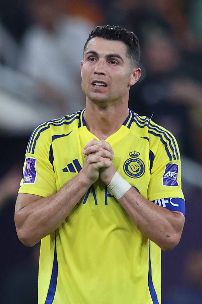 알 나스르 호날두가 1일 가와사키전에서 간절하게 손을 모으고 있다. AFP연합뉴스