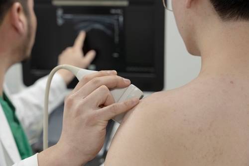 연세사랑병원 어깨상지팀 김철 원장이 초음파로 환자의 어깨 상태를 확인하고 있다.