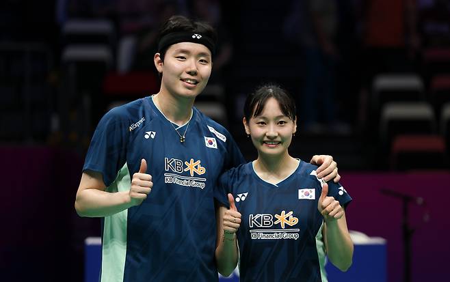 한국 서승재 채유정 조가 2일 수디르만컵 8강 덴마크전에서 상대를 2-0으로 가볍게 제압한 뒤 함께 포즈를 취하고 있다. 신화연합뉴스