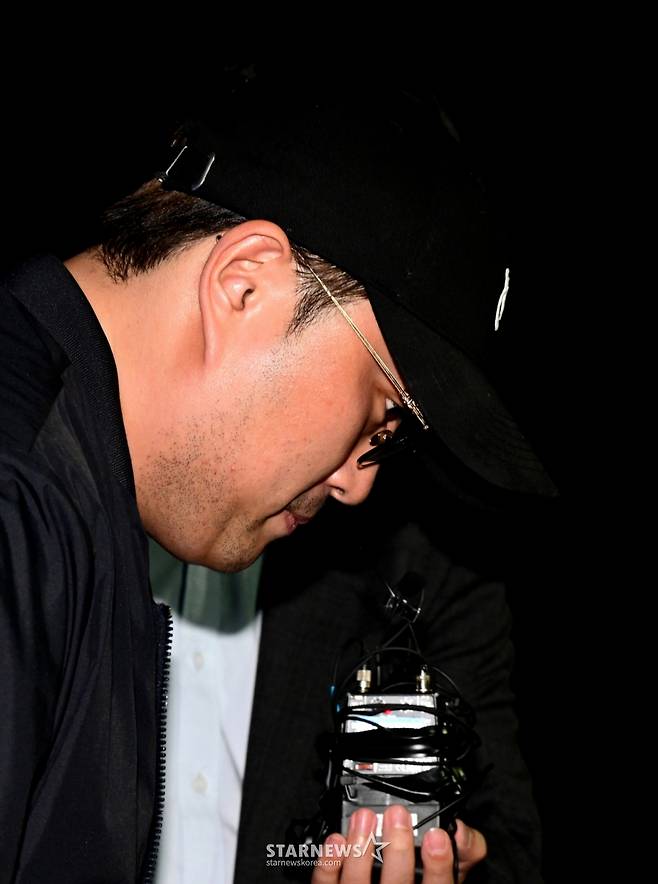 [서울=뉴시스] 추상철 기자 = 음주 뺑소니 혐의를 받는 트로트 가수 김호중이 21일 오후 서울 강남구 강남경찰서에서 경찰 조사를 받은후 귀가하고 있다. (공동취재) 2024.05.21. photo@newsis.com /사진=추상철