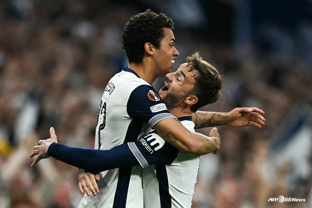 브레넌 존슨(왼쪽)과 제임스 매디슨이 골 세리머니를 펼치고 있다. /AFPBBNews=뉴스1