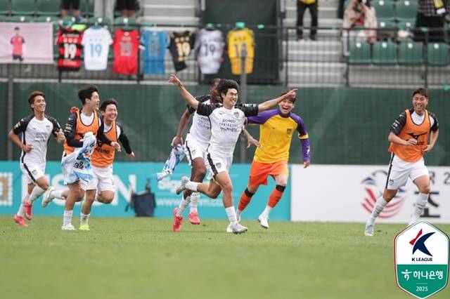 직전 9라운드 김포FC전에서 극적인 결승골을 터뜨린 전남드래곤즈 정지용(가운데). /사진=한국프로축구연맹 제공