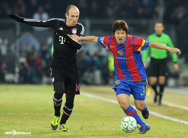 2012년 박주호(오른쪽)과 경합하고 있는 로번. /AFPBBNews=뉴스1