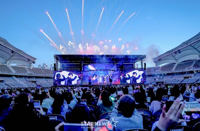 그룹 엔하이픈(ENHYPEN)이 경기 고양시 고양종합운동장 주경기장에서 열린 세 번째 월드 투어 'WALK THE LINE'(워크 더 라인)에서 멋진 무대를 선보이고 있다. /사진제공 = 빌리프랩 /사진=김창현