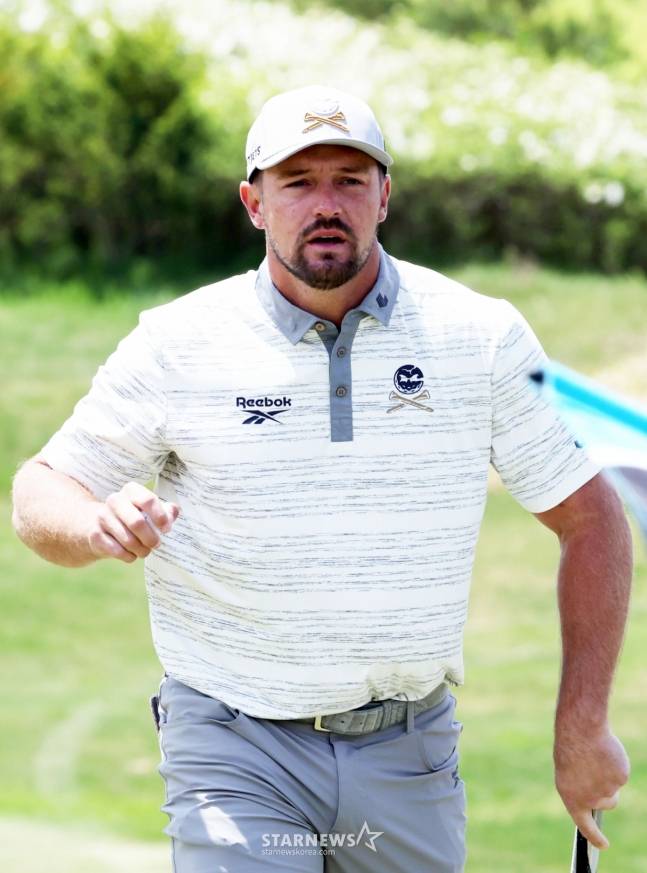 브라이슨 디섐보가 2일 LIV골프 코리아 1라운드에서 버디를 잡고 기뻐하고 있다. /사진=임성균 기자