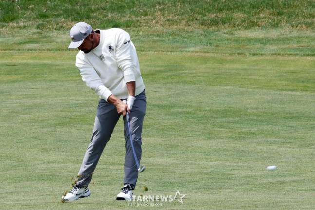 디섐보가 아이언샷을 날리고 있다. /사진=임성균 기자