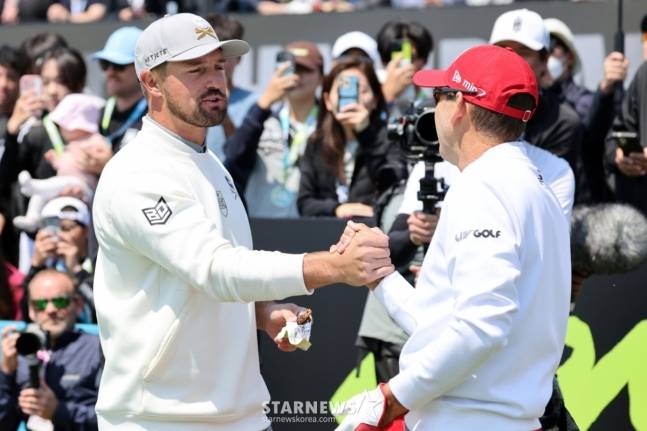 디섐보(왼쪽)가 함께 플레이 한 가르시아와 악수를 나누고 있다. /사진=임성균 기자