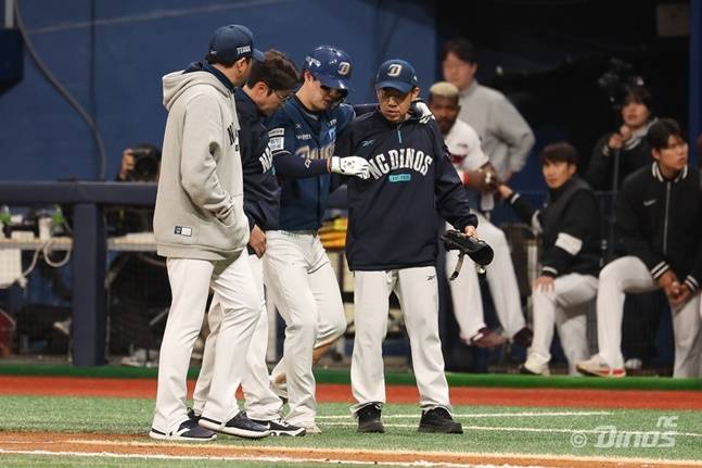 NC 박건우(오른쪽 2번째)가 6일 고척 키움전에서 8회초 햄스트링 부상을 당한 후 부축을 받으며 들어가고 있다. /사진=NC 다이노스 제공