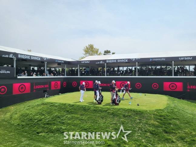 각종 식음과 음악을 즐기며 선수들의 플레이를 즐길 수 있는 시그니처 파3 8번 홀 전경. /사진=안호근 기자