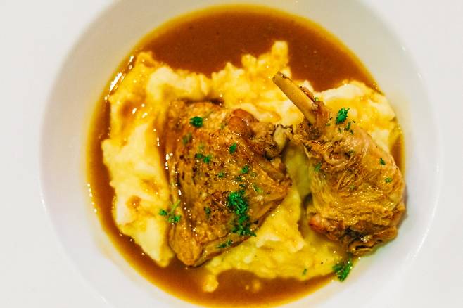 다니엘 에 드니즈의 닭 요리. 부숑 식당에서는 주로 닭 대신 수율이 좋아 더 저렴하게 푸짐한 요리를 만들 수 있는 호로새(뿔닭)를 이용한다