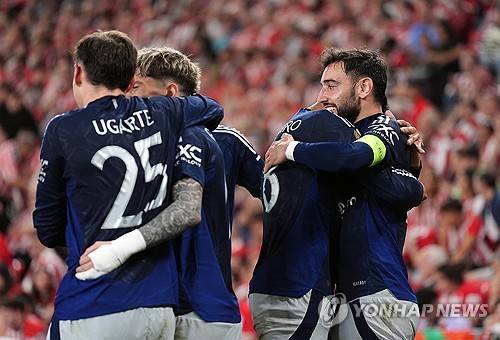 후벵 아모림 감독이 이끄는 맨유가 2일(한국시간) 스페인 빌바오에 있는 산 마메스에서 열린 아틀레틱 클루브 빌바오와의 2024-2025시즌 유럽축구연맹(UEFA) 유로파리그 4강 1차전에서 3-0 완승을 거뒀다.&nbsp;브루누 페르난데스는 멀티 골을 넣으며 팀 승리의 일등공신이 됐다. 연합뉴스