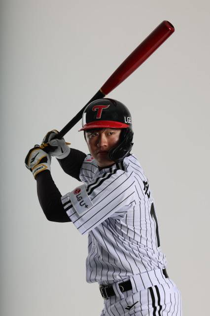 LG 트윈스 내야수 손용준이 2일 서울 잠실야구장에서 열리는 '2025 신한 SOL Bank KBO리그' SSG 랜더스와 LG의 정규시즌 맞대결을 앞두고 정식선수 전환과 함께 1군 엔트리에 등록됐다. LG 트윈스