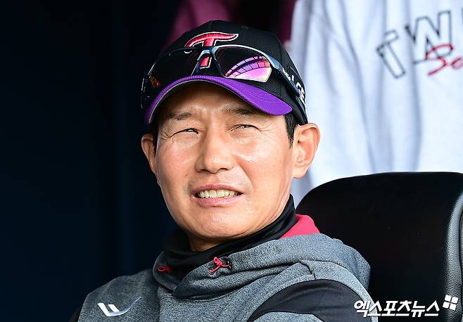 2일 오후 서울 잠실야구장에서 열리는 '2025 신한 SOL Bank KBO리그' SSG 랜더스와 LG 트윈스의 경기에 앞서 LG 염경엽 감독이 취재진과 인터뷰를 나누고 있다. 잠실, 박지영 기자
