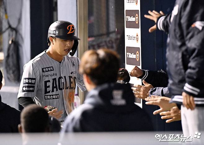 10일 오후 서울 송파구 잠실야구장에서 열린 '2025 신한 SOL Bank KBO리그' 한화 이글스와 두산 베어스의 경기, 6회초 2사 2,3루 한화 이원석이 이재원의 2타점 적시타때 득점에 성공한 후 더그아웃에서 하이파이브를 하고 있다. 엑스포츠뉴스DB