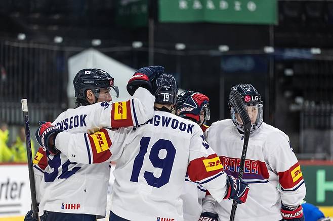 골을 터트리고 기뻐하는 한국 아이스하키 대표팀 [국제아이스하키연맹(IIHF) 제공. 재판매 및 DB 금지]