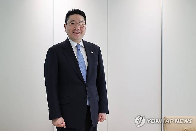 포즈 취하는 이상현 태인 대표 (서울=연합뉴스) 류효림 기자 = 이상현 태인 대표가 지난달 29일 서울 강남구 청담동 태인 사무실에서 연합뉴스와 인터뷰에 앞서 포즈를 취하고 있다. 2025.5.2 ryousanta@yna.co.kr