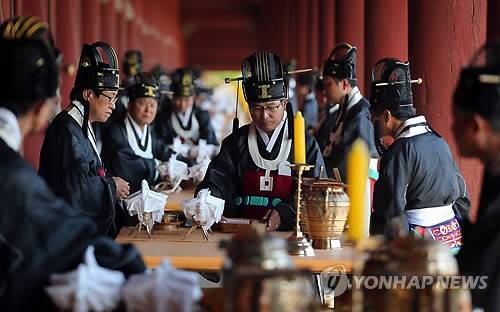 2013 종묘제례 (서울=연합뉴스) 한종찬 기자 = 5일 오후 서울 종로구 종묘 정전에서 열린 종묘제례에서 제관들이 제례를 지내고 있다. 종묘제례는 조선의 국가 사당이며 세계유산인 종묘에서 조선왕조 역대 왕과 왕비의 신위를 모시고 제사를 지내는 의식으로 제사 가운데 가장 규모가 크고 중요하기 때문에 종묘대제라고도 한다. 2013.5.5  saba@yna.co.kr (끝)