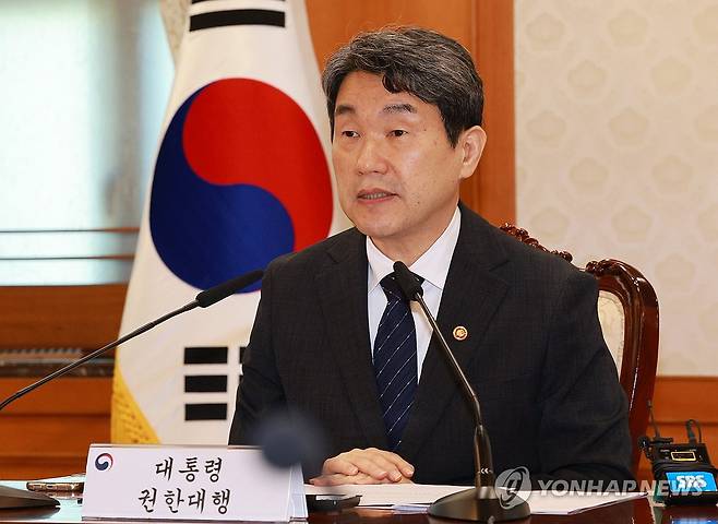 이주호 권한대행, 긴급 국가안전보장회의 주재 (서울=연합뉴스) 한상균 기자 = 이주호 대통령 권한대행 부총리 겸 교육부 장관이 2일 정부서울청사에서 긴급 국가안전보장회의(NSC)를 하고 있다. 2025.5.2 [대통령실통신사진기자단] xyz@yna.co.kr