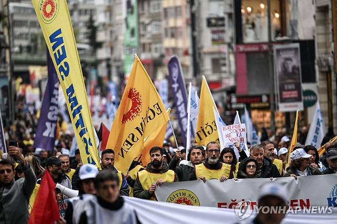 1일(현지시간) 노동절을 맞아 튀르키예 이스탄불에서 열린 집회 [AFP 연합뉴스]