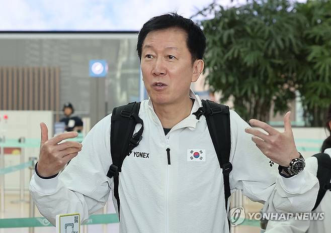 선수들과 대화하는 박주봉 감독 (영종도=연합뉴스) 서명곤 기자 = 24일 인천국제공항 2터미널에서 배드민턴 국가대표팀 박주봉 감독이 세계혼합단체선수권대회(수디르만컵) 출전을 위해 출국에 앞서 선수들과 대화하고 있다. 2025.4.24 seephoto@yna.co.kr
