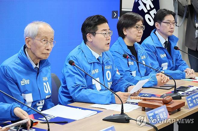 발언하는 박찬대 총괄선대위원장 (서울=연합뉴스) 이정훈 기자 = 더불어민주당 박찬대 총괄선대위원장이 2일 서울 여의도 중앙당사에서 열린 중앙선거대책위원회의에서 발언하고 있다. 2025.5.2 uwg806@yna.co.kr