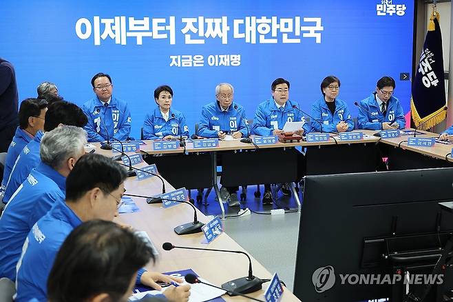 민주당 중앙선거대책위원회의 (서울=연합뉴스) 이정훈 기자 = 더불어민주당 박찬대 총괄선대위원장이 2일 서울 여의도 중앙당사에서 열린 중앙선거대책위원회의에서 발언하고 있다. 2025.5.2 uwg806@yna.co.kr