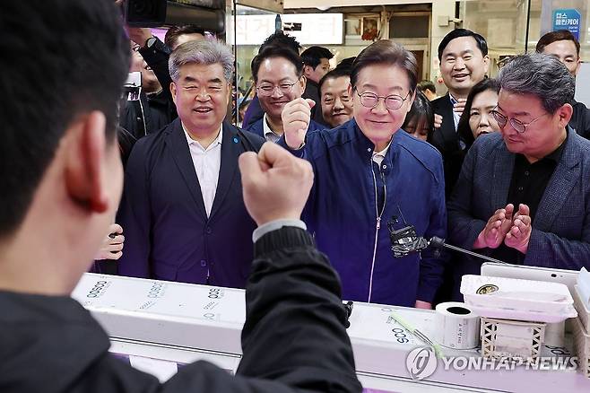 접경지역 시장 상인들 만나는 이재명 후보 (철원=연합뉴스) 김주성 기자 = 더불어민주당 이재명 대선 후보가 '골목골목 경청투어' 접경지역 방문 이틀째인 2일 강원도 철원군 동송전통시장에서 상인들과 만나 인사하고 있다. 2025.5.2 [공동취재] utzza@yna.co.kr