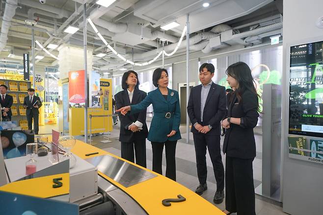 중기부, 화장품 수출기업 현장간담회 (서울=연합뉴스) 오영주 중소벤처기업부 장관이 2일 서울 성동구 올리브영N 성수를 방문해 매장을 둘러보고 있다. 2025.5.2 [중소벤처기업부 제공. 재판매 및 DB 금지]