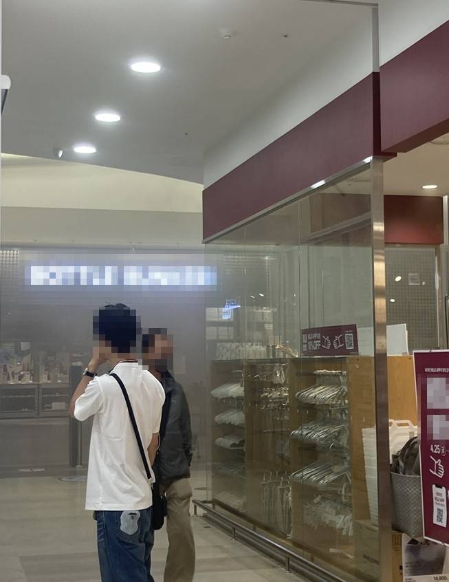 2일 오후 1시36분께 서울 송파구 잠실 롯데마트에서 불이 나 소방 당국이 진화 중이다. [독자 제공]