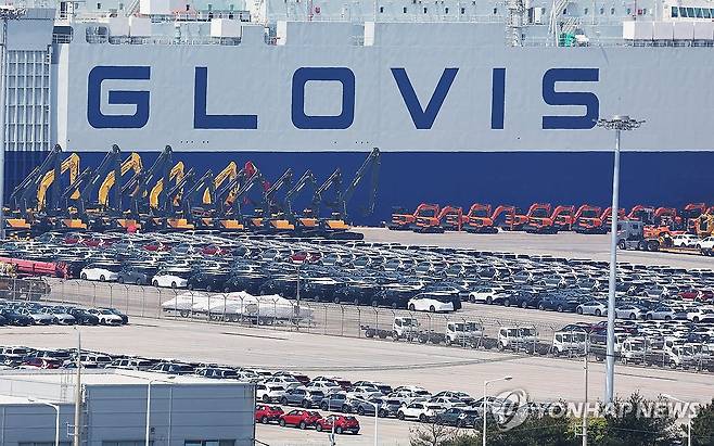 경기 평택항에서 수출 선적 기다리는 한국산 자동차들 [연합뉴스 자료사진]