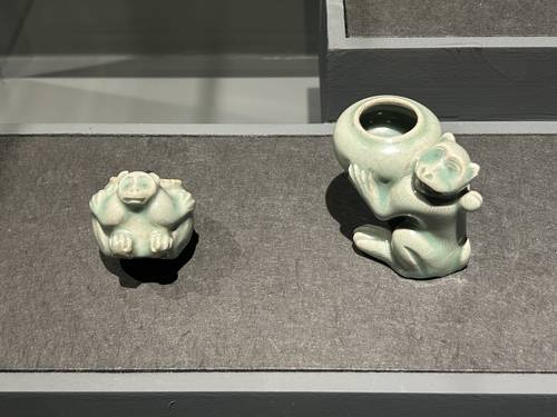 "모두 원숭이 입니다"     (경주=연합뉴스) 김예나 기자 = 2일 국립경주박물관에서 열린 특별전 '푸른 세상을 빚다, 고려 상형 청자'에서 원숭이 모양으로 장식한 청자 먹 항아리가 전시돼 있다. 2025.5.2
    yes@yna.co.kr