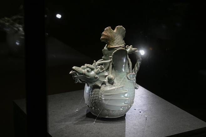 국보 '청자 어룡형 주전자' [국립경주박물관 제공. 재판매 및 DB 금지]