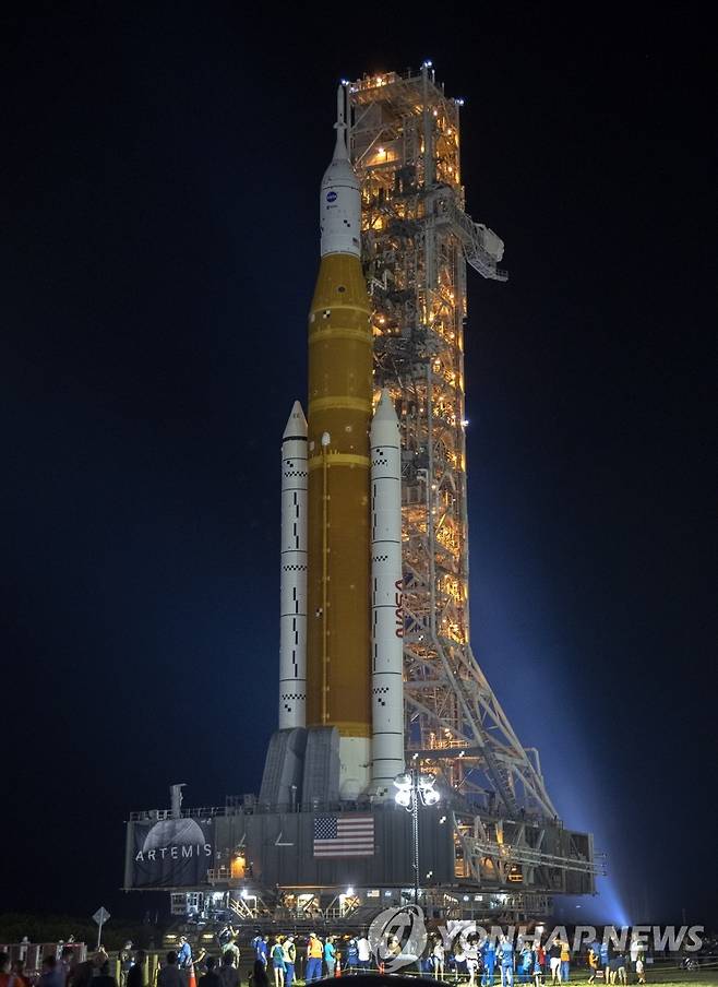 케네디우주센터 발사대로 옮겨지는 아르테미스 1 (케네디우주센터 EPA=연합뉴스) 16일(현지시간) 미국 플로리다주 케네디우주센터에서 '오리온' 캡슐을 탑재한 대형발사체 '우주발사시스템'(SLS)이 미항공우주국(NASA·나사) 조립동 건물에서 39B 발사대로 이송되고 있다. 미국의 달 복귀 계획인 '아르테미스'(Artemis) 프로그램의 첫발을 내딛는 아르테미스 1은 오리온 우주선과 초대형 발사체 SLS의 시험 무대로 29일 오전 8시 33분 발사될 예정이다. 2022.08.17 ddy04002@yna.co.kr