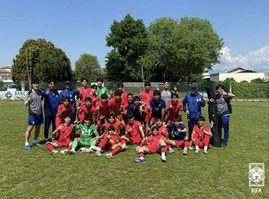 경기가 끝나고 기념사진을 찍은 U-15 대표팀 선수단. [대한축구협회 제공. 재판매 및 DB 금지]
