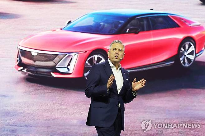 발언하는 헥터 비자레알 (광명=연합뉴스) 홍기원 기자 = 16일 경기도 광명시 아이벡스 스튜디오에서 열린 제너럴모터스(GM)의 고급 브랜드 캐딜락을 대표하는 럭셔리 대형 스포츠유틸리티차(SUV) '더 뉴 에스컬레이드' 공개 행사에서 헥터 비자레알 한국GM 사장이 발언하고 있다. 2025.4.16 xanadu@yna.co.kr