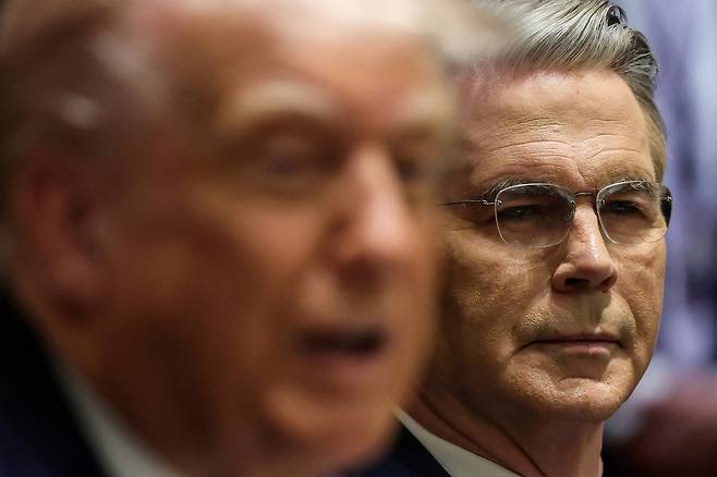 도널드 트럼프 미국 대통령과 스콧 베선트 재무부 장관 [연합뉴스 자료사진]