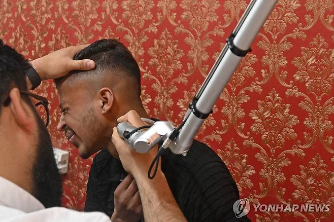 문신 지우는 카슈미르 주민들 인도 잠무 카슈미르 스리나가르의 한 레이저 클리닉에서 한 남성이 목에 있는 문신을 제거하고 있다.
[AFP 연합뉴스 자료사진. 재판매 및 DB 금지]