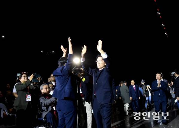 3일 오후 고양 킨텍스에서 열린 국민의힘 전당대회에서 김문수 대선 경선 후보가 행사장 입장 도중 당 관계자와 하이파이브를 하고 있다. 2025.5.3 /김우성기자 wskim@kyeongin.com