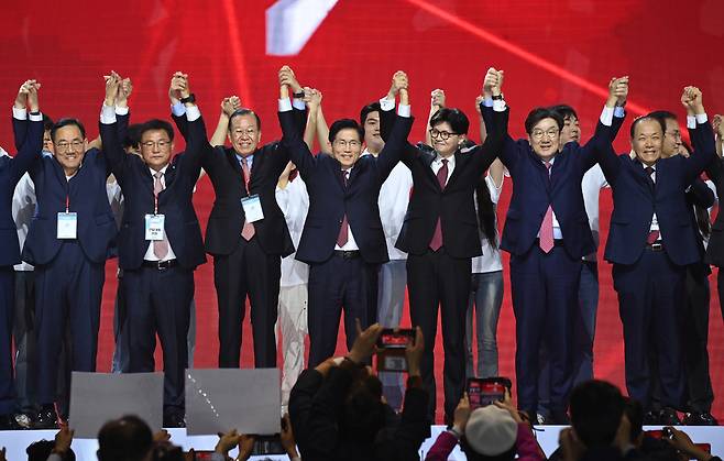 ▲ 국민의힘 대선 후보로 선출된 김문수 후보가 3일 오후 고양시 킨텍스에서 열린 국민의힘 전당대회에서 한동훈 후보를 포함한 참석자들과 기념촬영을 하고 있다./경기사진공동취재단