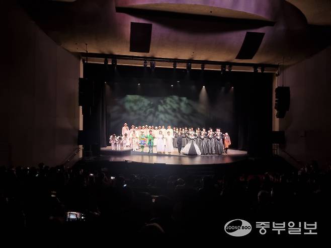 2일 평택 남부문화예술회관 대공연장에서 오페라 '마술피리' 출연진이 무대를 마치고 관객에게 인사하고 있다. 이준도기자