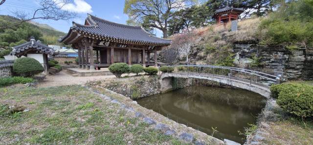 어계 조려가 조정을 등지고 여생을 보낸 ‘채미정’과 생육신을 상징하는 육각형 정자 ‘문풍루’./김홍섭 소설가/