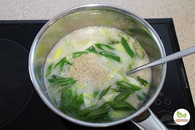 냄비에 순댓국 내용물과 대파 청양고추 들깨가루를 넣은 모습
