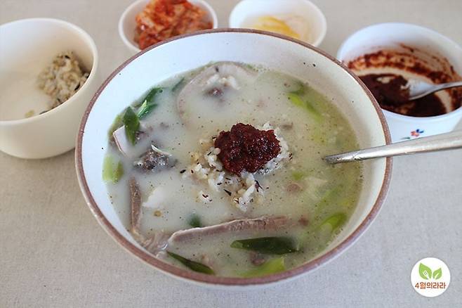 순댓국밥에 다대기를 올린 모습