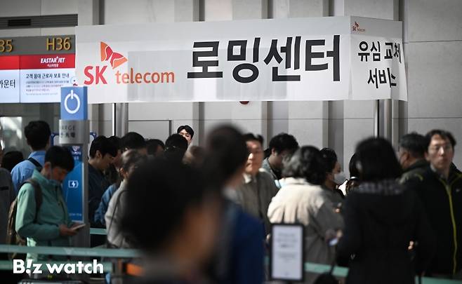 지난 2일 오전 서울 인천국제공항 제1여객터미널 출국장에서 SK텔레콤 가입 여행객들이 SK텔레콤 로밍센터에서 유심 교체 서비스를 받기 위해 대기하고 있다./사진=이명근 기자 qwe123@