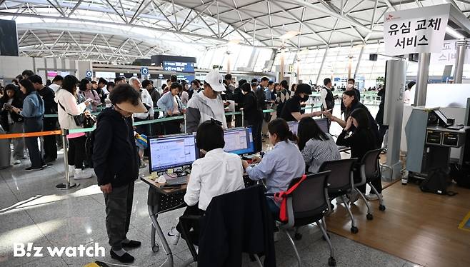 2일 오전 서울 인천국제공항 제1여객터미널 출국장에서 SK텔레콤 가입 여행객들이 SK텔레콤 로밍센터에서 유심 교체 서비스를 받기 위해 대기하고 있다./사진=이명근 기자 qwe123@
