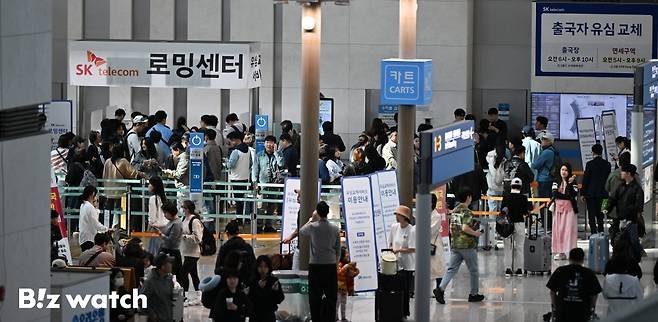 2일 오전 서울 인천국제공항 제1여객터미널 출국장에서 SK텔레콤 가입 여행객들이 SK텔레콤 로밍센터에서 유심 교체 서비스를 받기 위해 대기하고 있다./사진=이명근 기자 qwe123@