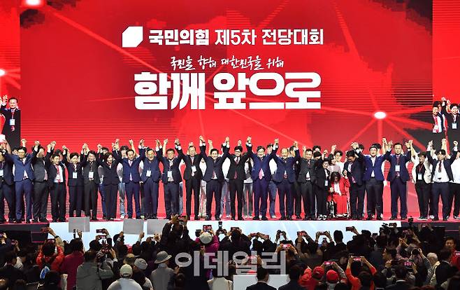 [이데일리 이영훈 기자] 김문수 국민의힘 대선 후보가 3일 오후 경기 고양시 킨텍스에서 열린 국민의힘 최종 대선 후보 선출을 위한 전당대회에서 후보로 선출된 뒤 지도부 등과 만세를 하고 있다.